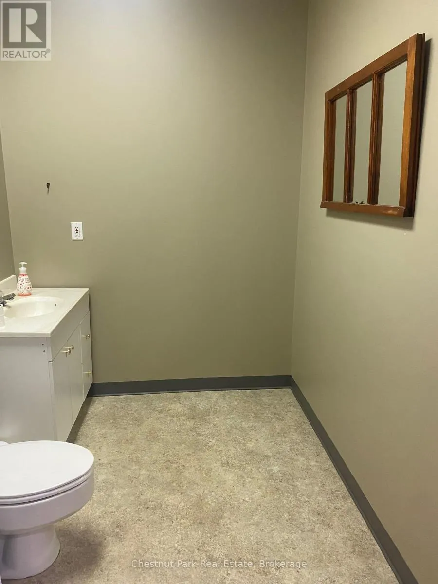 4 - 51 MAIN STREET E, #4