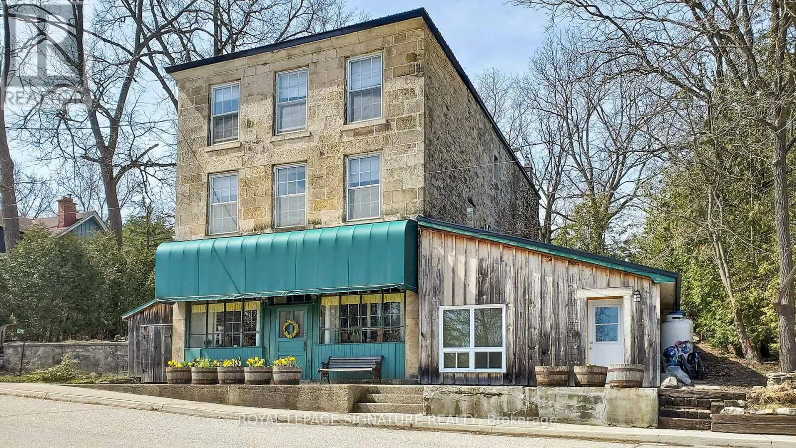216 BARDEN STREET