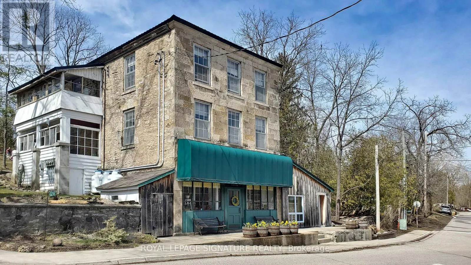 216 BARDEN STREET