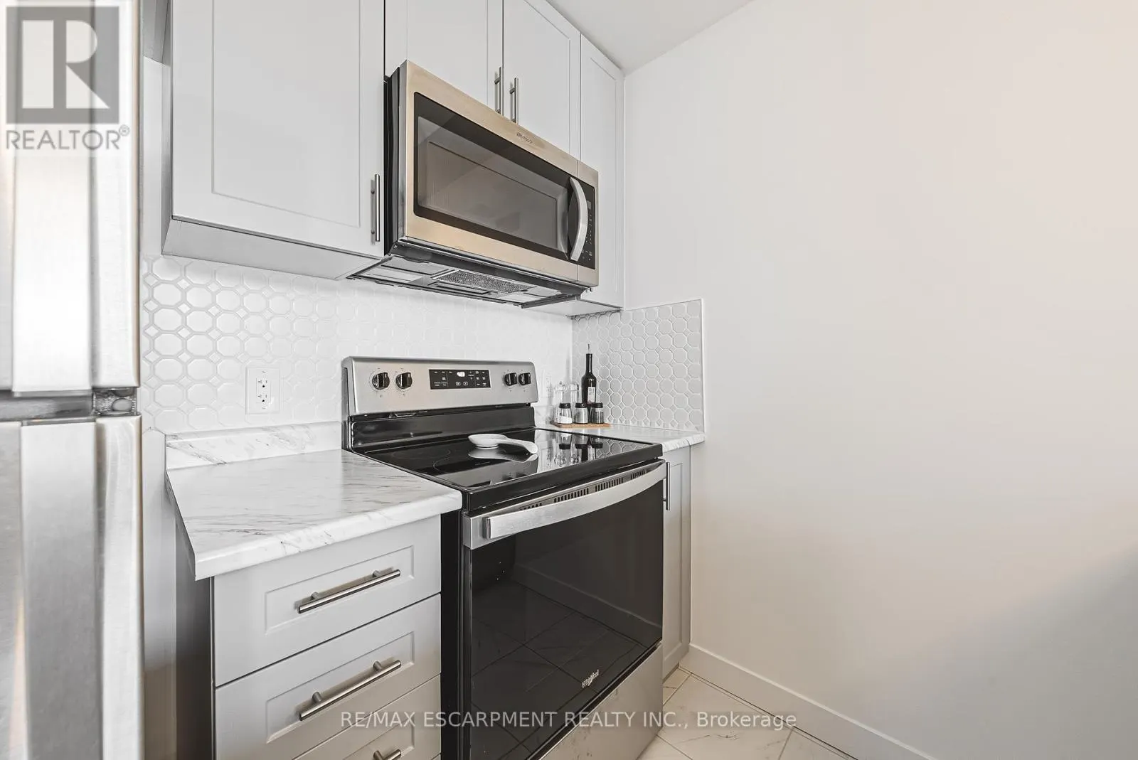327 - 460 DUNDAS STREET E