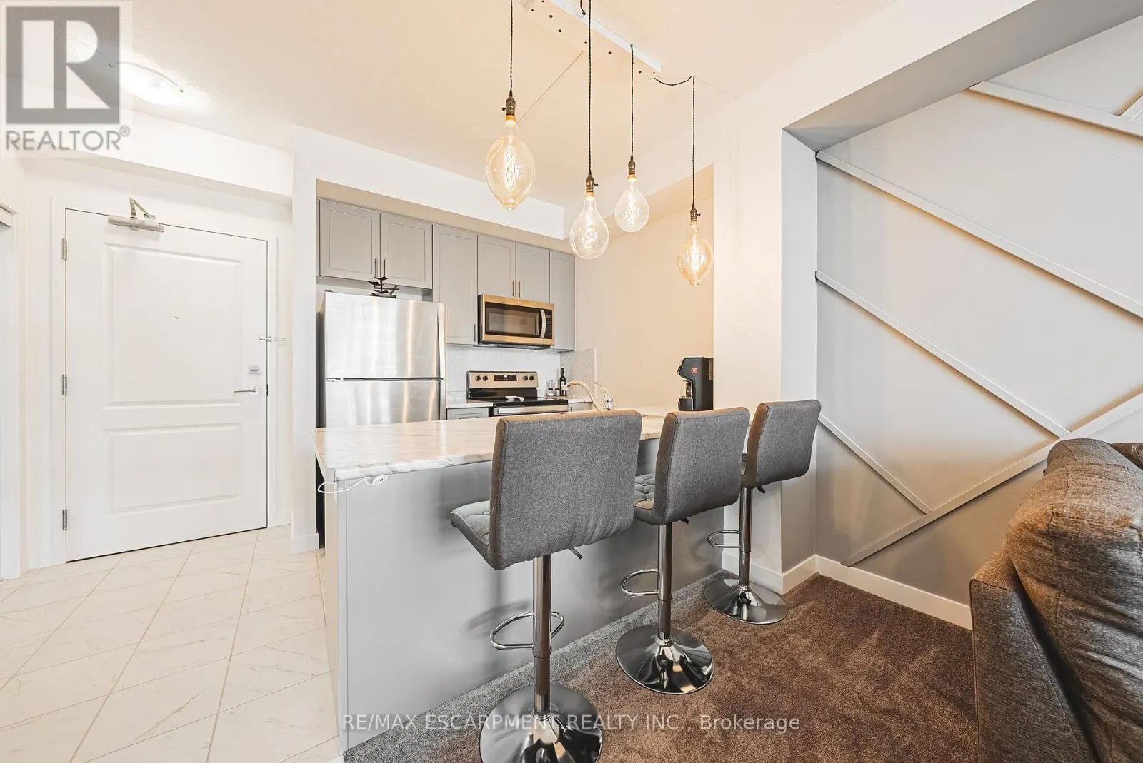 327 - 460 DUNDAS STREET E