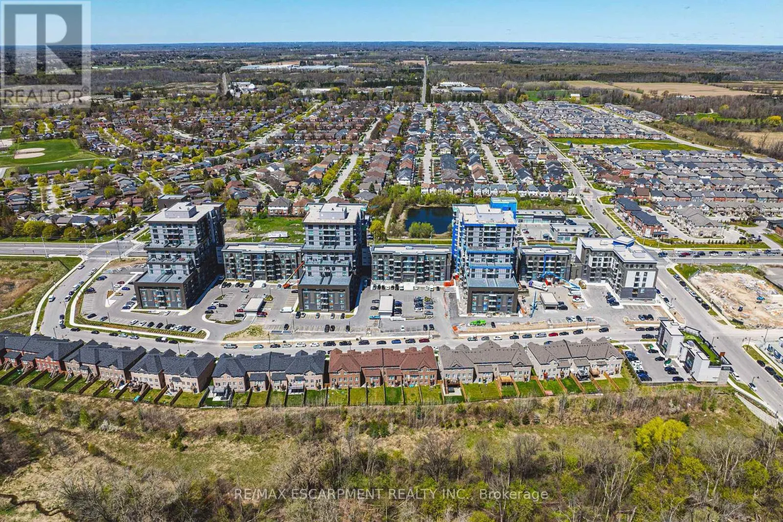327 - 460 DUNDAS STREET E