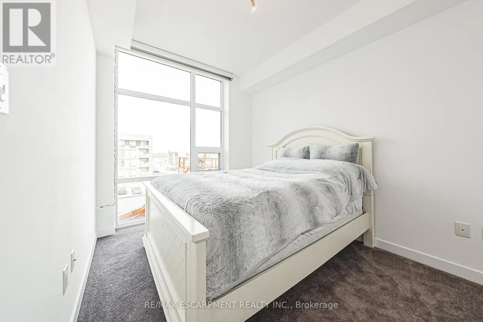327 - 460 DUNDAS STREET E