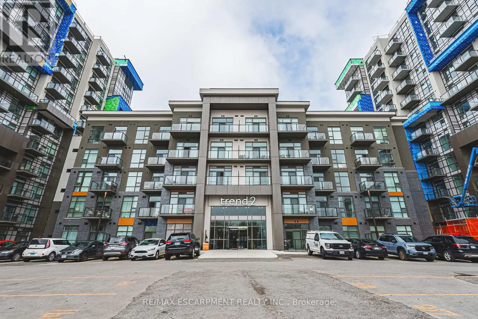 327 - 460 DUNDAS STREET E