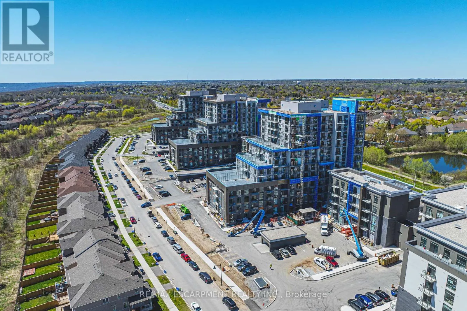 327 - 460 DUNDAS STREET E