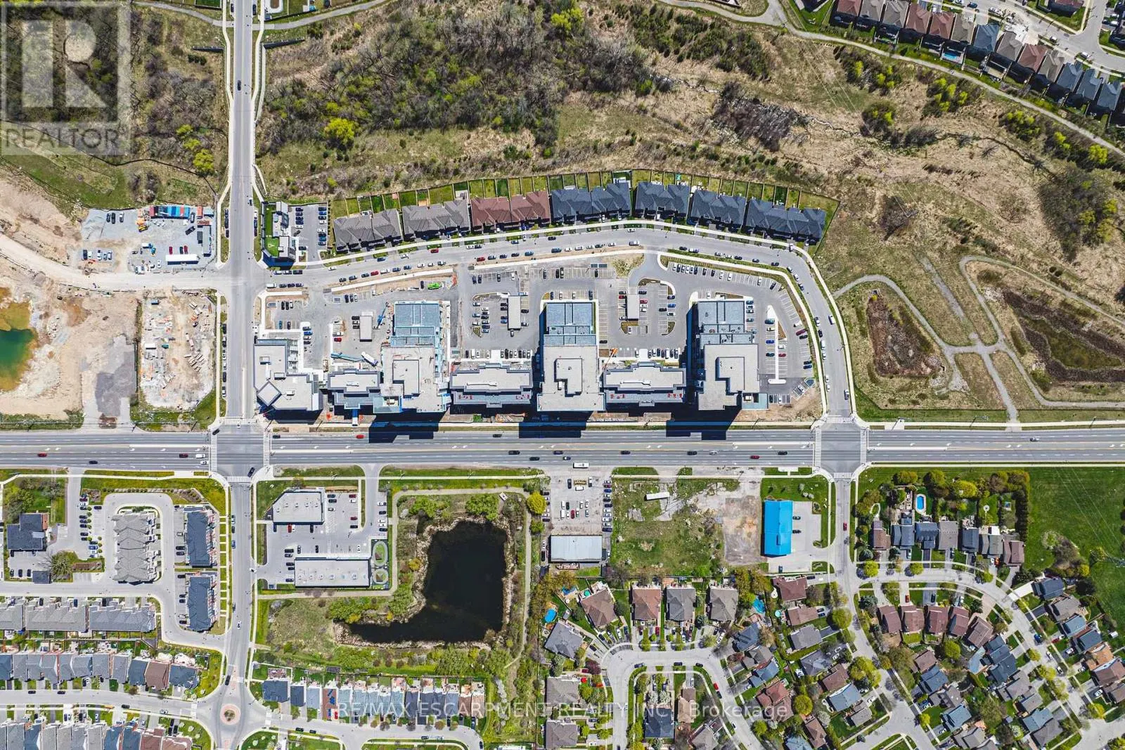 327 - 460 DUNDAS STREET E