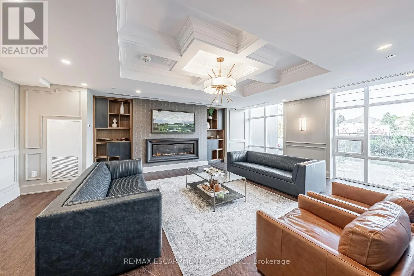 327 - 460 DUNDAS STREET E