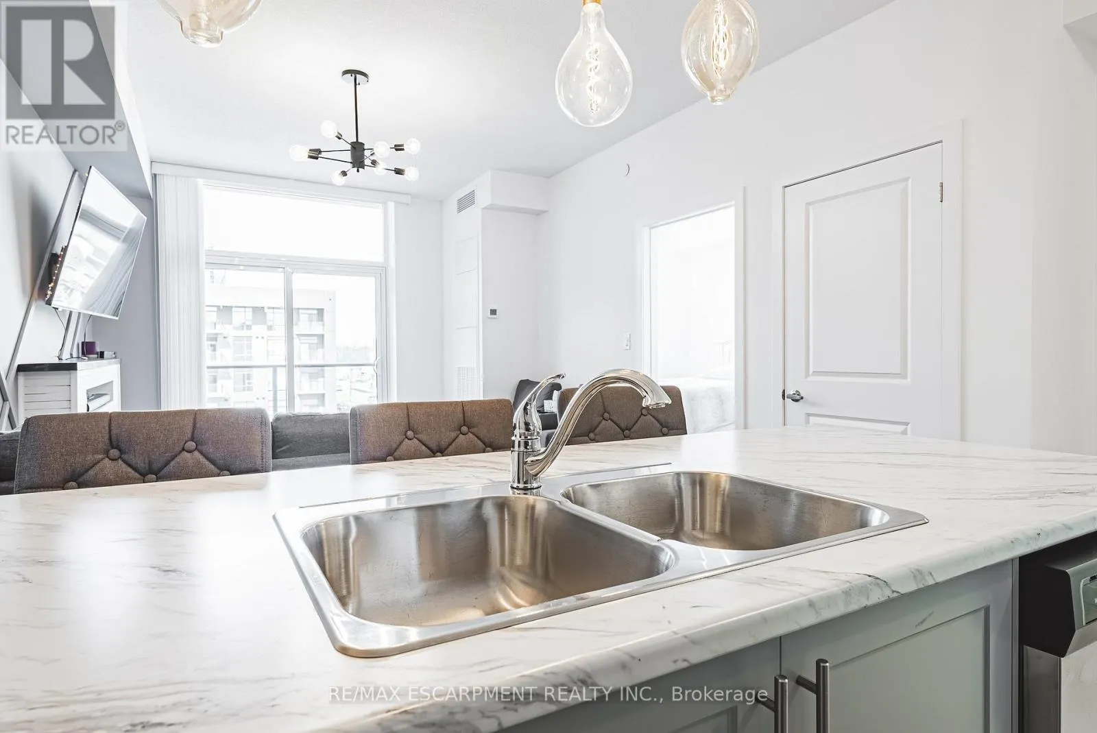 327 - 460 DUNDAS STREET E