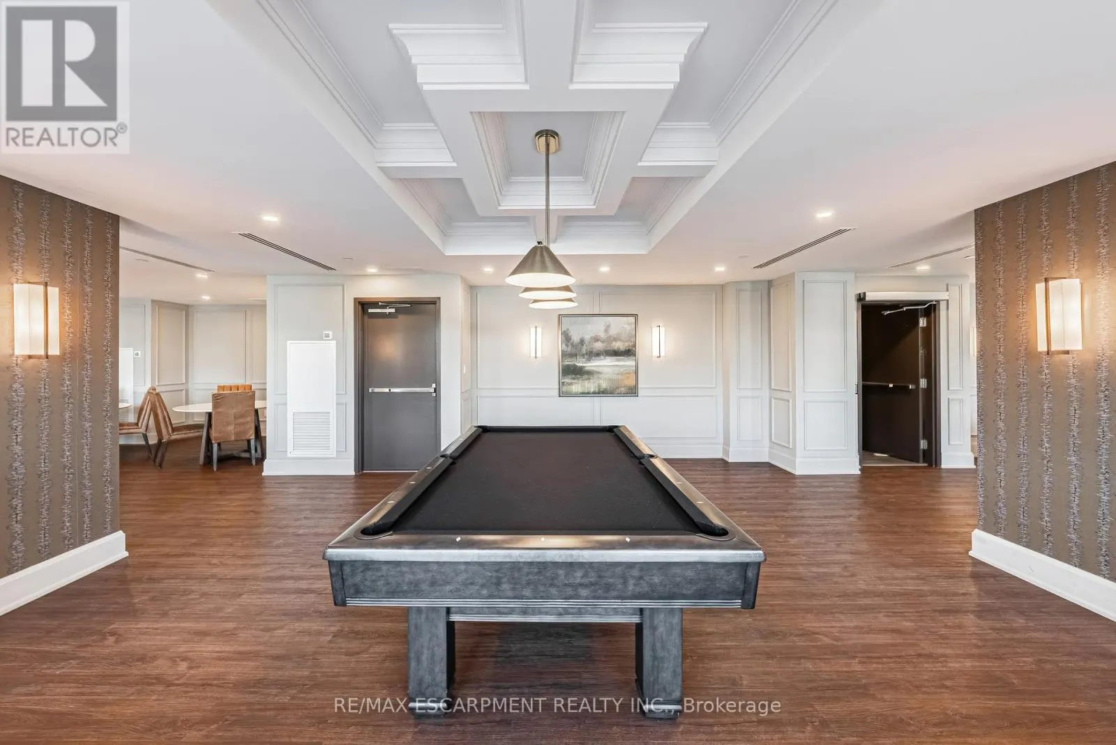 327 - 460 DUNDAS STREET E