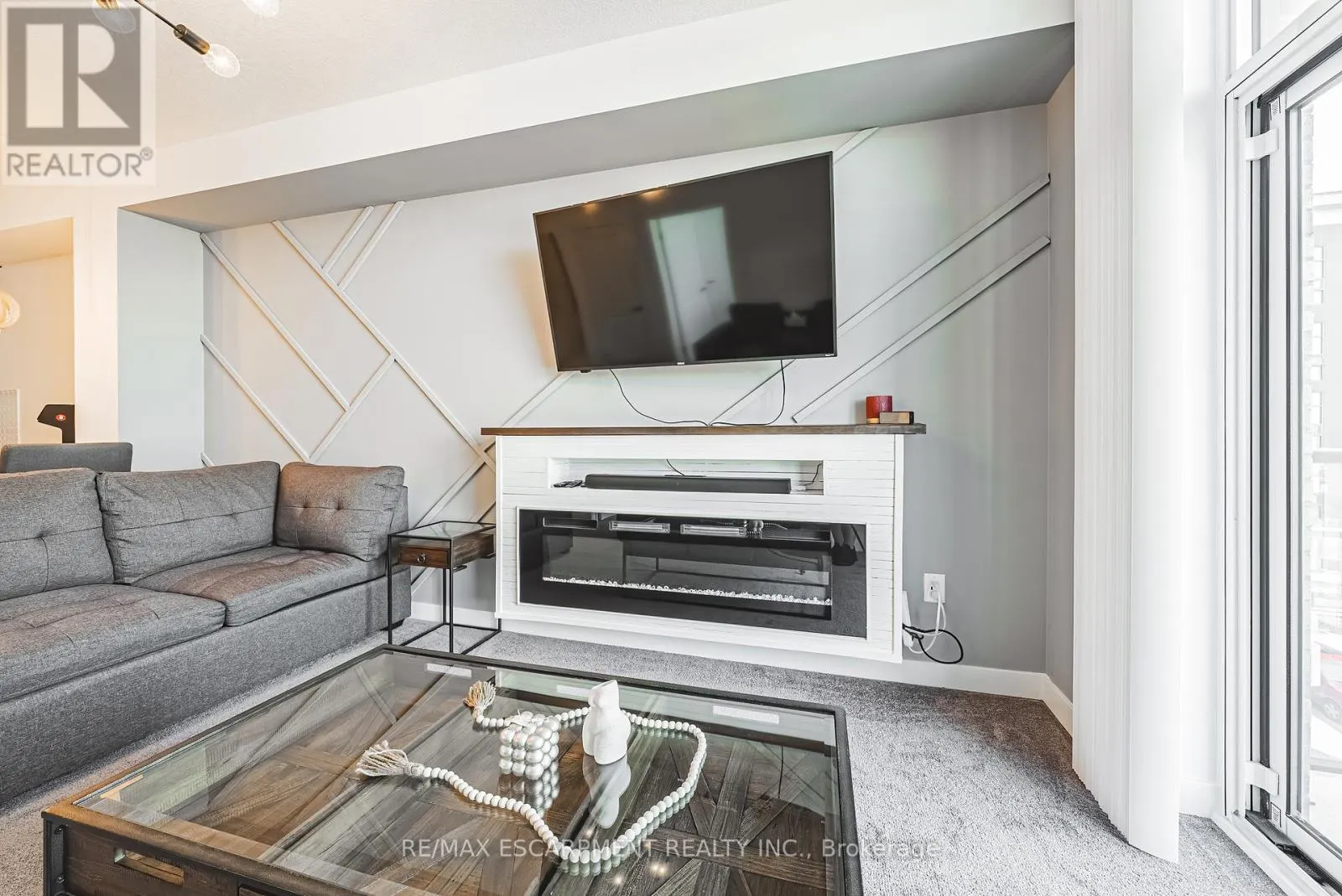 327 - 460 DUNDAS STREET E