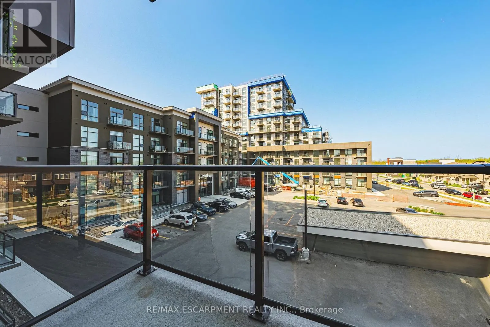 327 - 460 DUNDAS STREET E