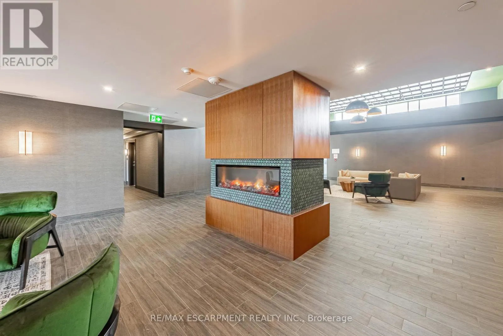 327 - 460 DUNDAS STREET E