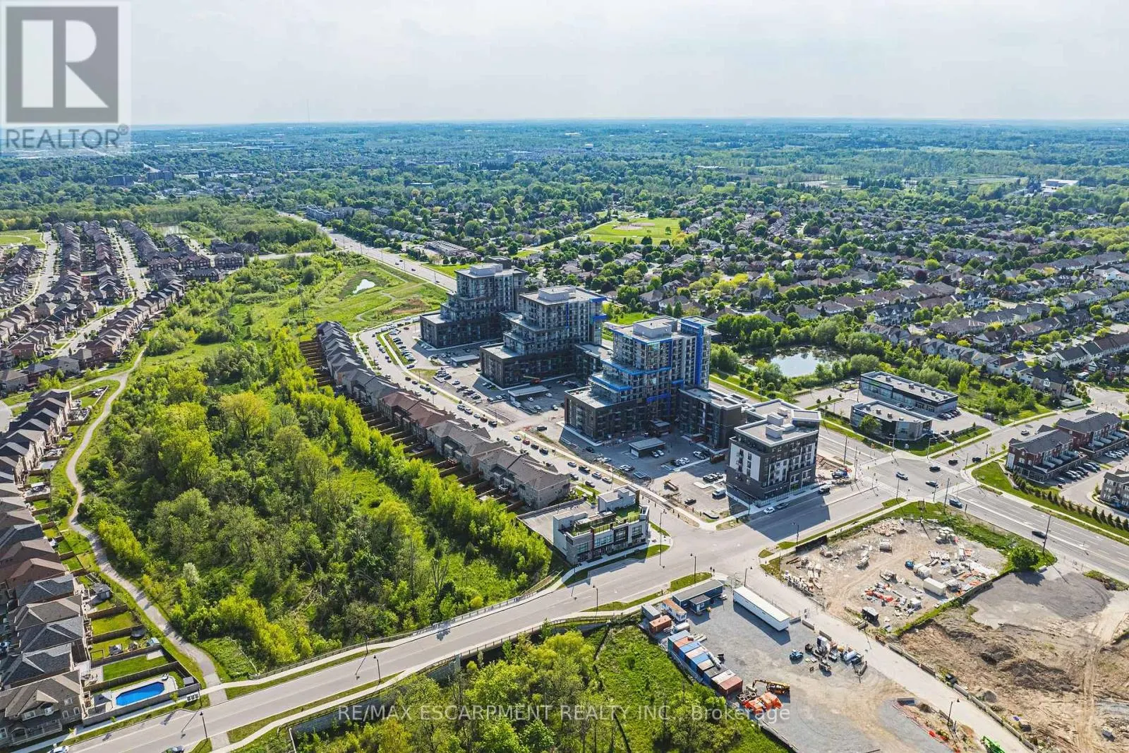 327 - 460 DUNDAS STREET E