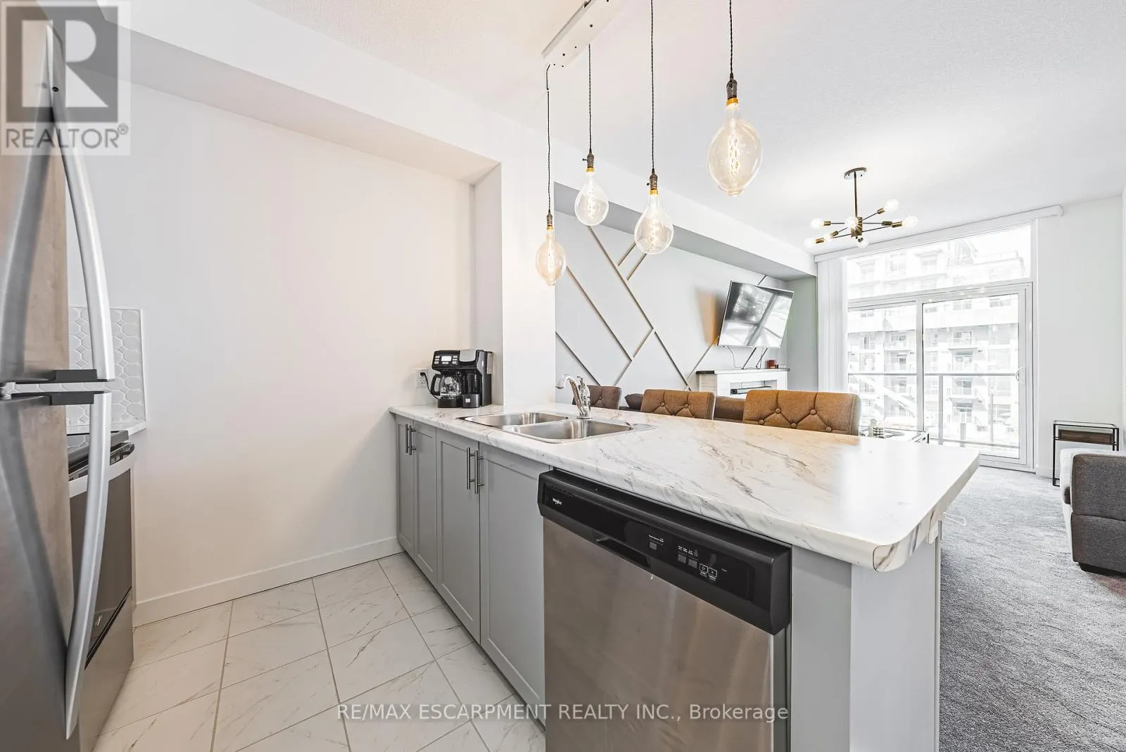 327 - 460 DUNDAS STREET E
