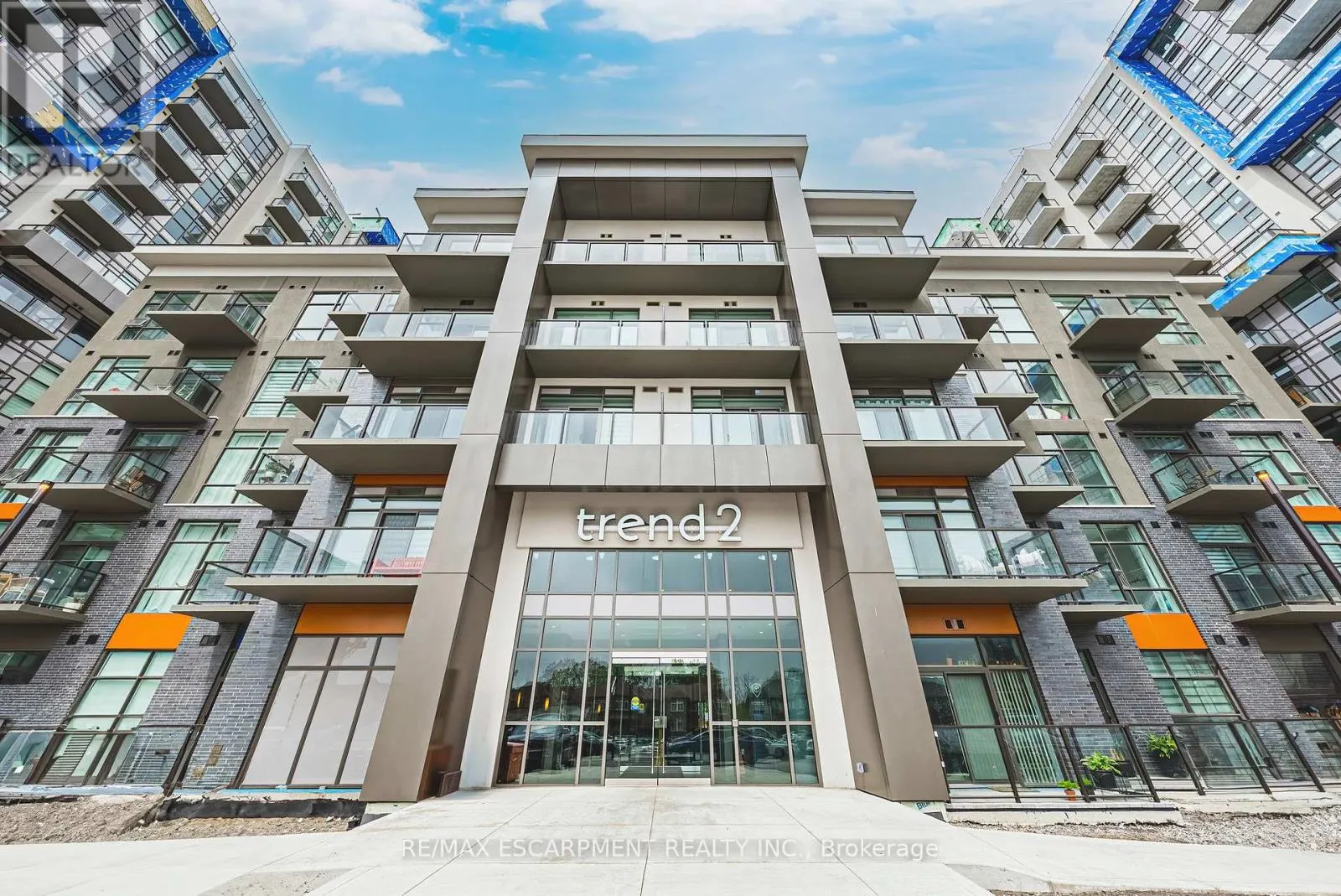 327 - 460 DUNDAS STREET E