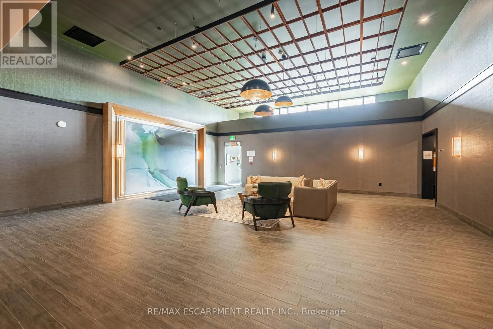 327 - 460 DUNDAS STREET E