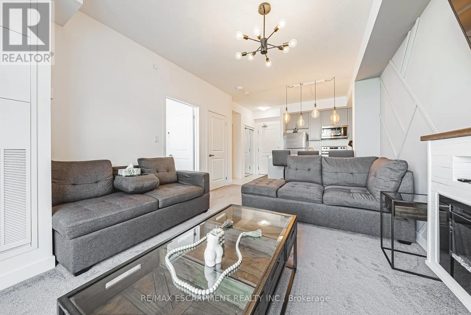 327 - 460 DUNDAS STREET E