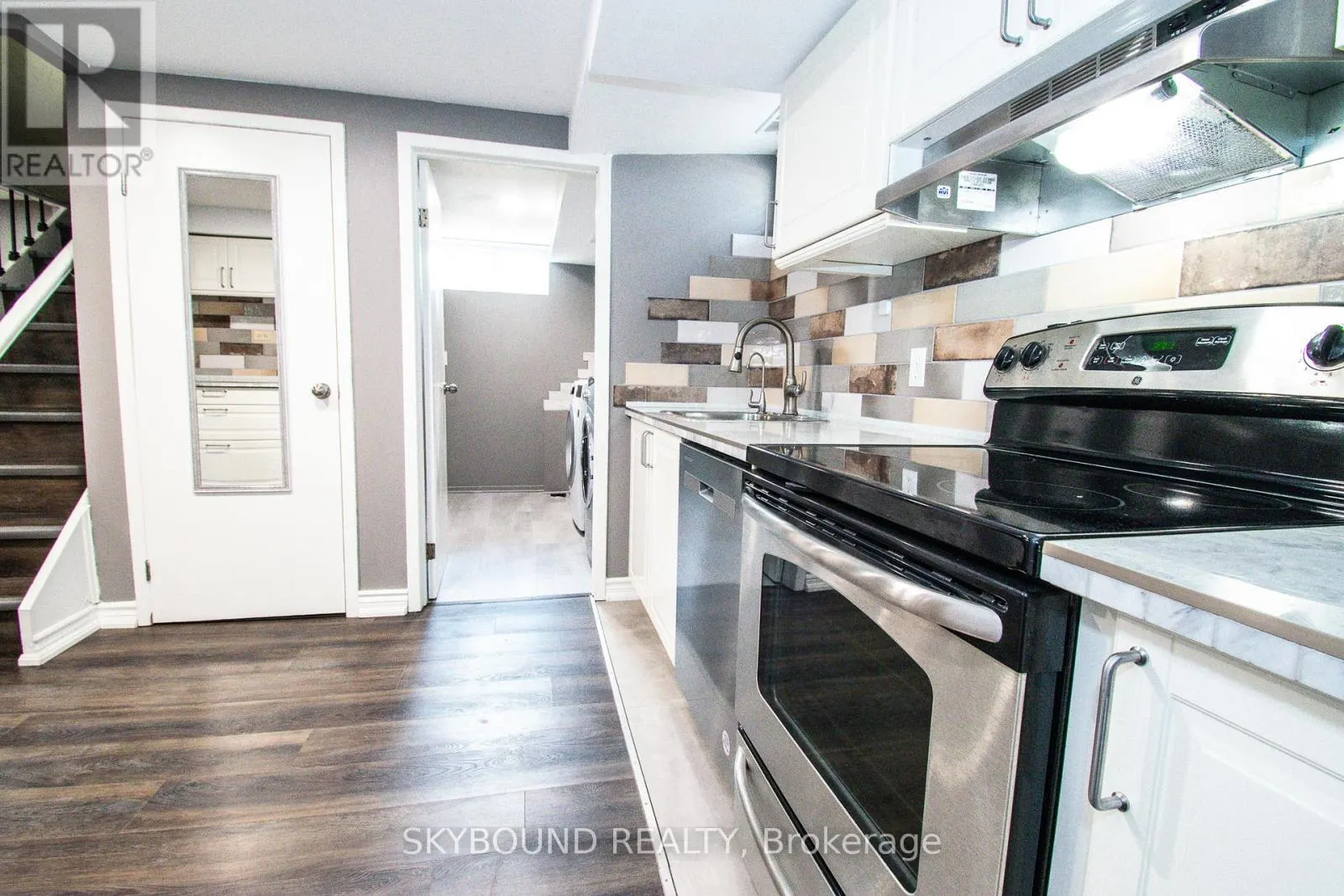 LOWER UNIT - 10 CHORLEY AVENUE