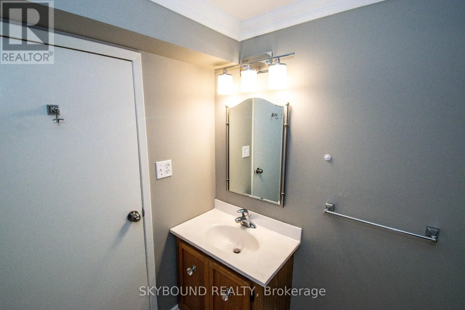 LOWER UNIT - 10 CHORLEY AVENUE