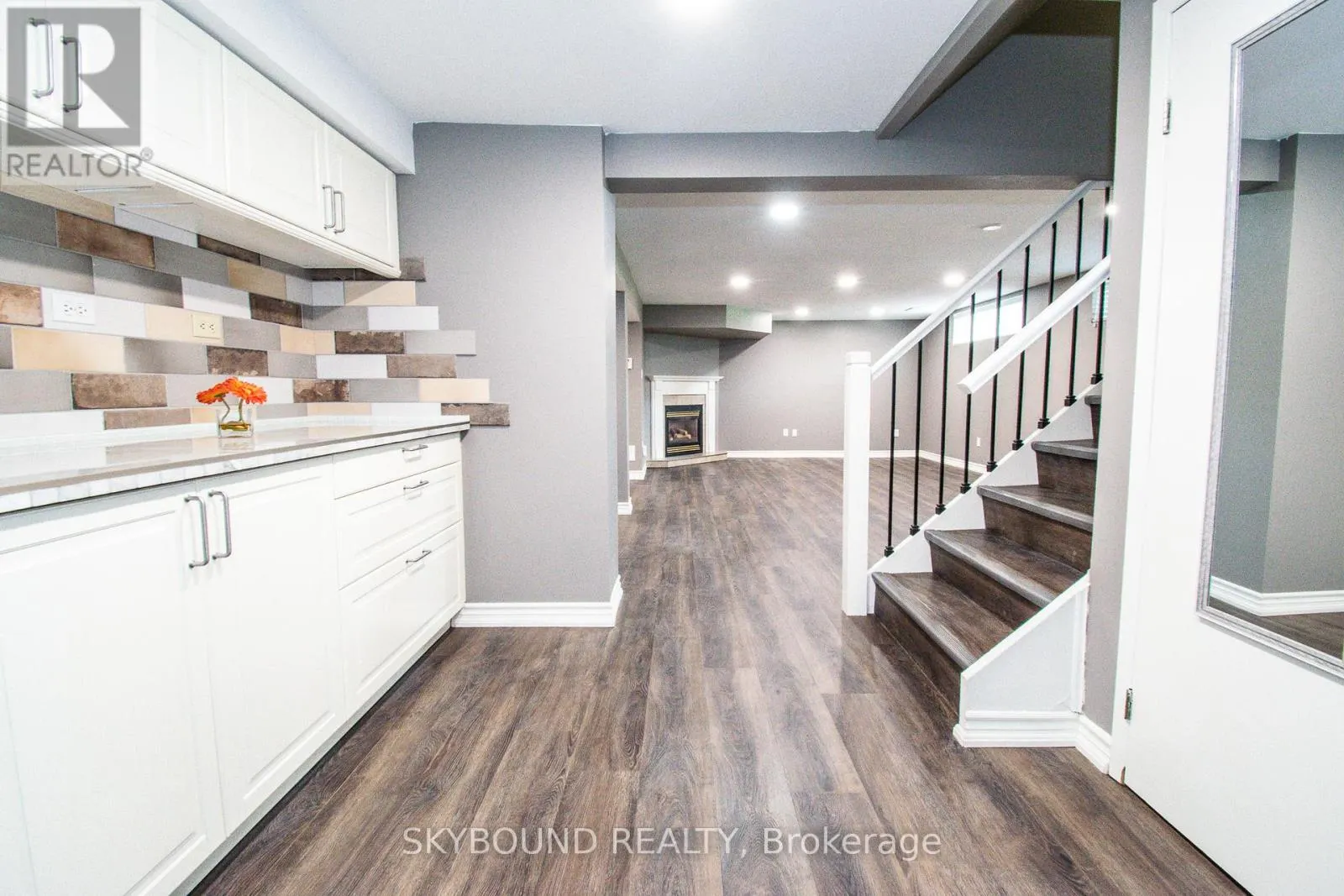 LOWER UNIT - 10 CHORLEY AVENUE