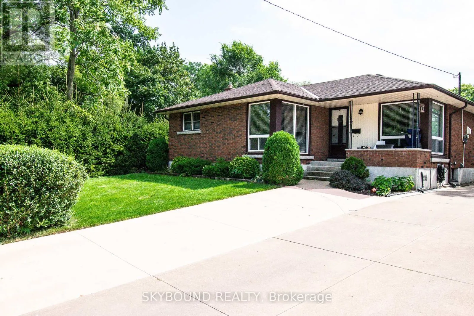 LOWER UNIT - 10 CHORLEY AVENUE
