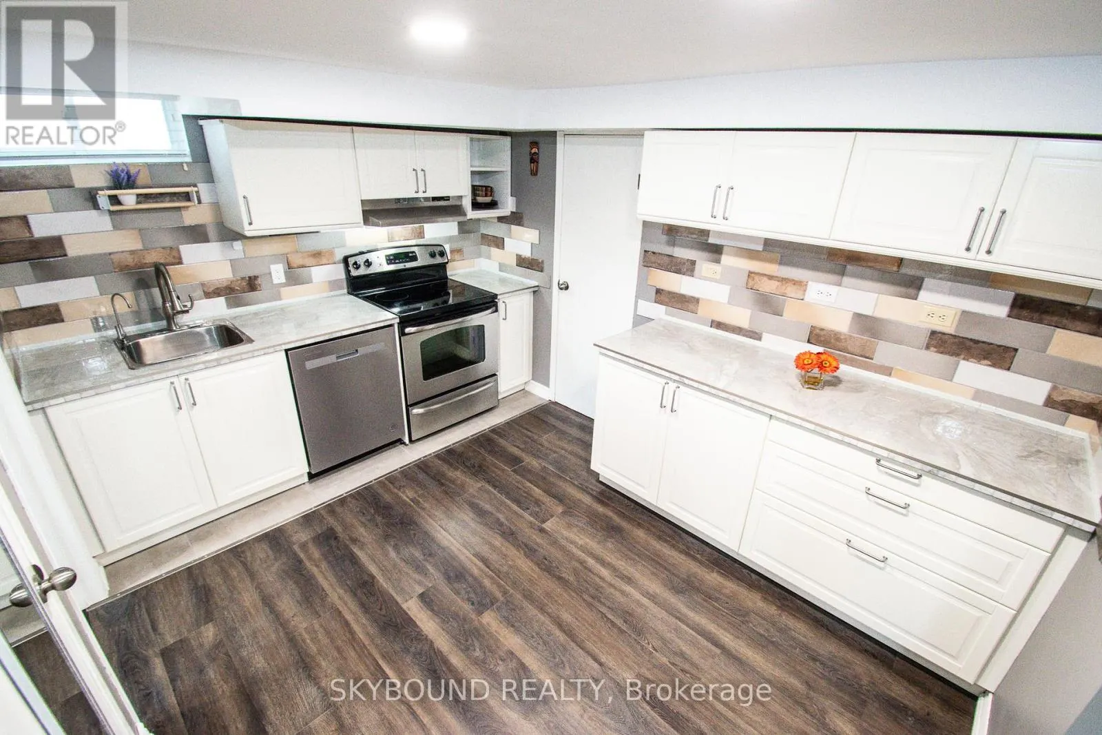 LOWER UNIT - 10 CHORLEY AVENUE