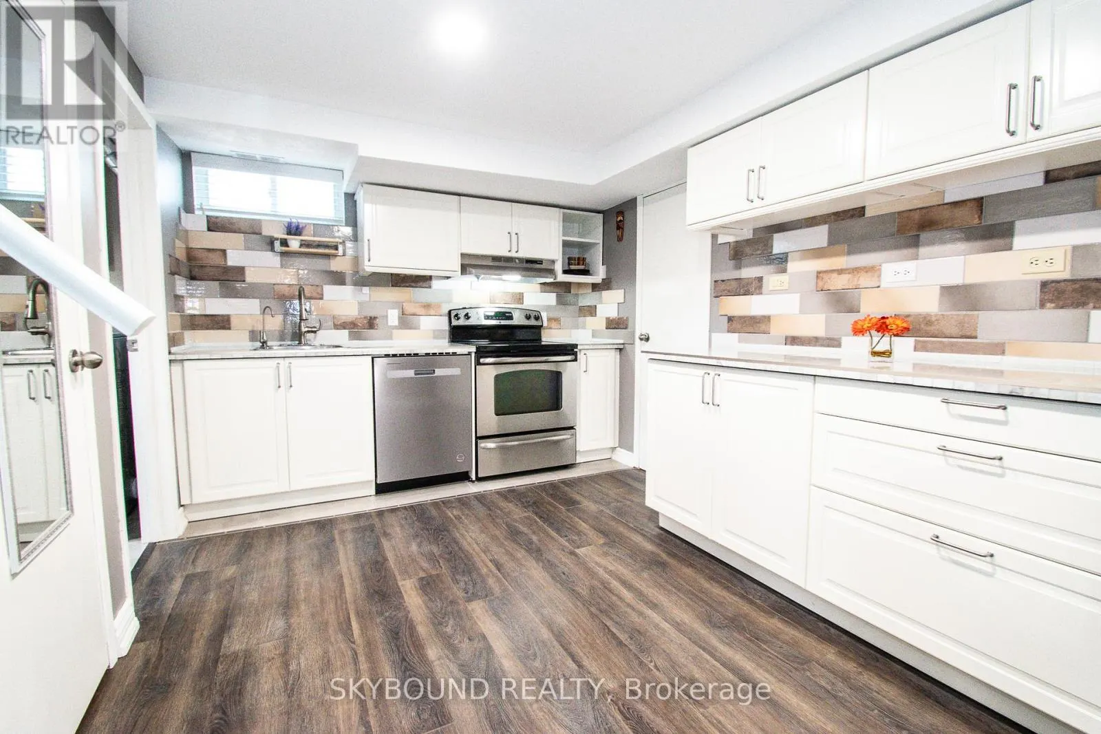 LOWER UNIT - 10 CHORLEY AVENUE