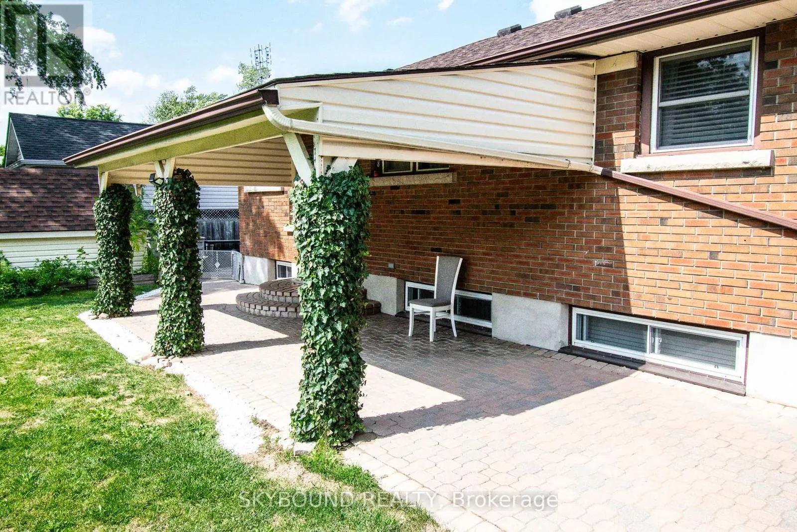 LOWER UNIT - 10 CHORLEY AVENUE