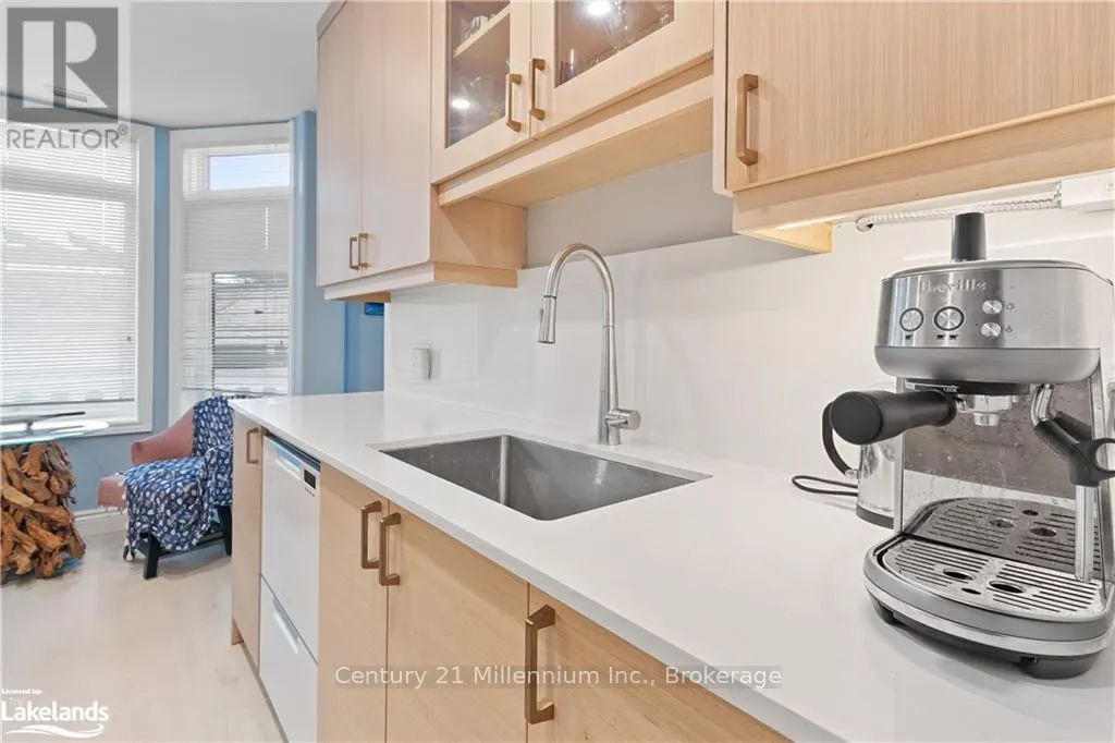 101 - 10 BAY STREET E, #101