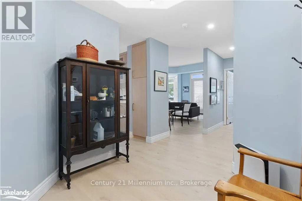 101 - 10 BAY STREET E, #101