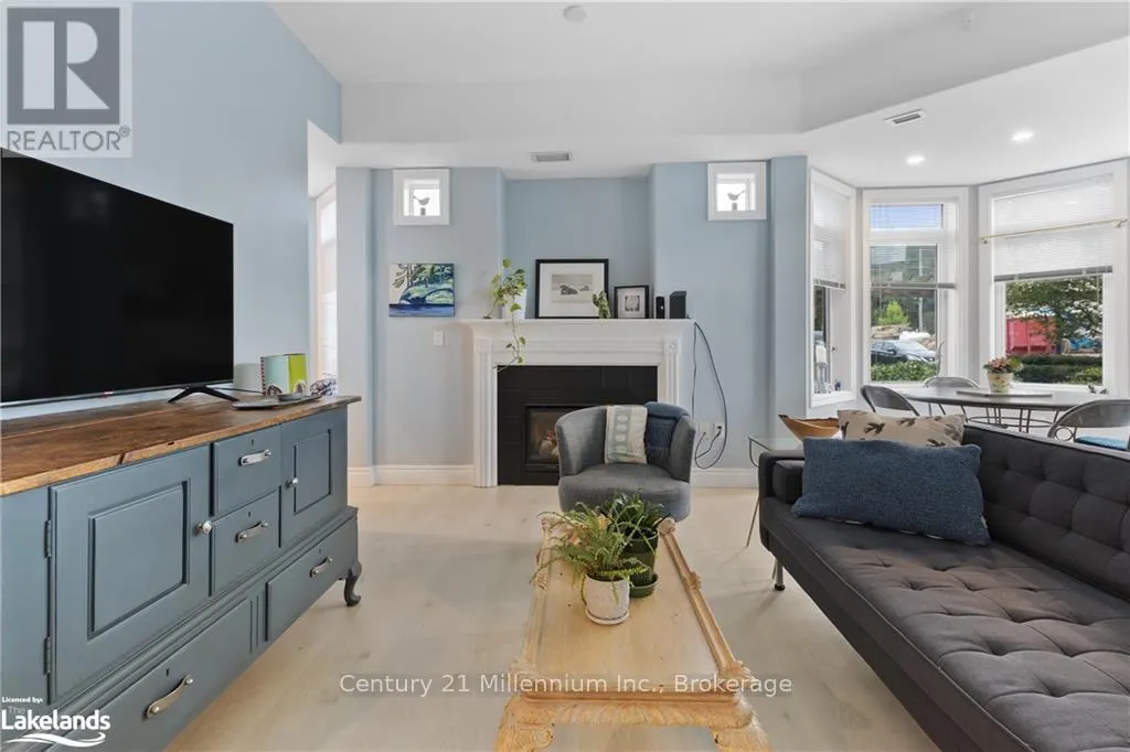 101 - 10 BAY STREET E, #101