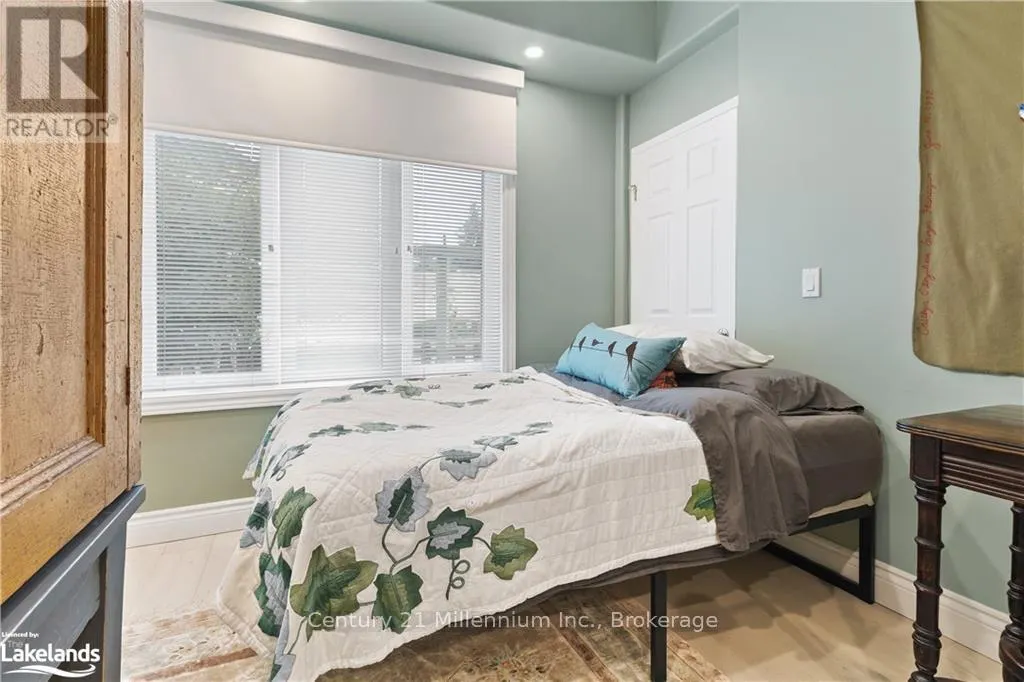 101 - 10 BAY STREET E, #101