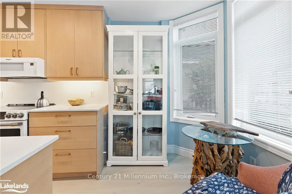 101 - 10 BAY STREET E, #101
