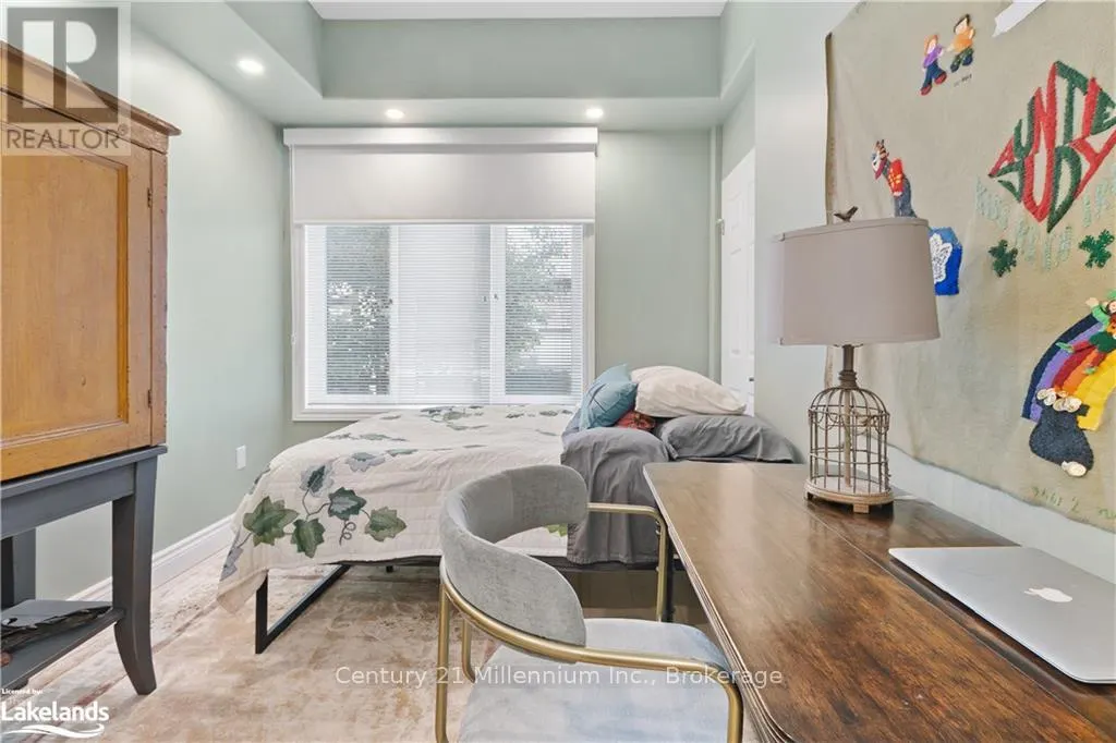 101 - 10 BAY STREET E, #101