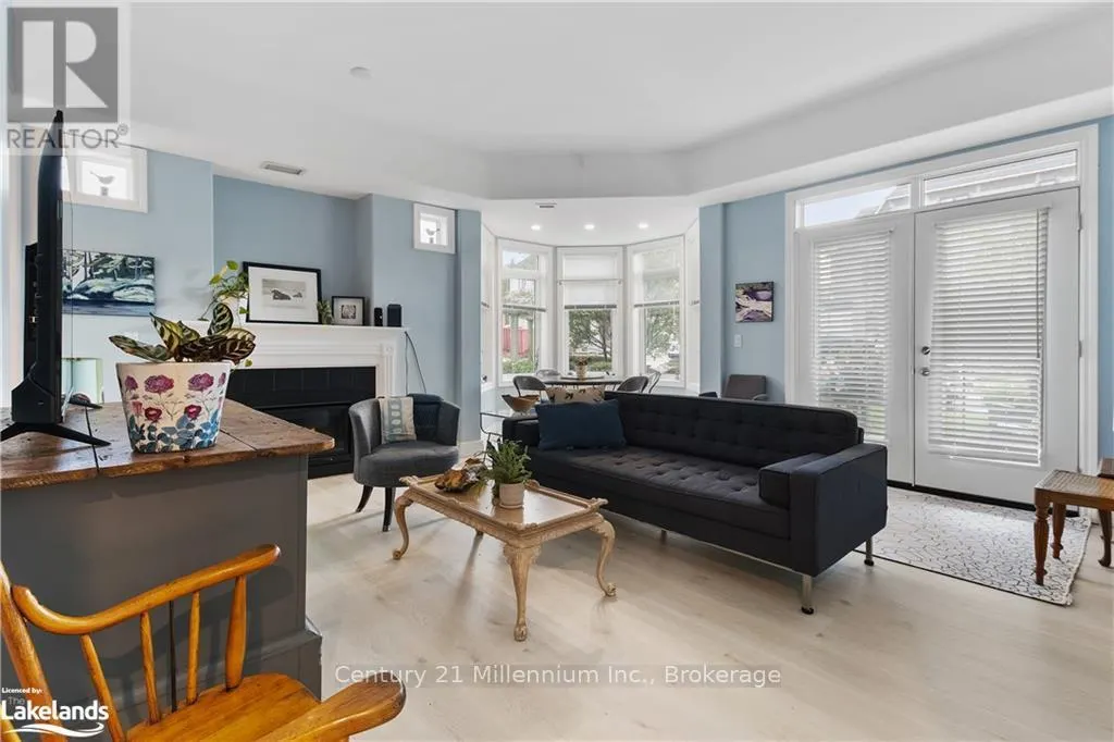101 - 10 BAY STREET E, #101