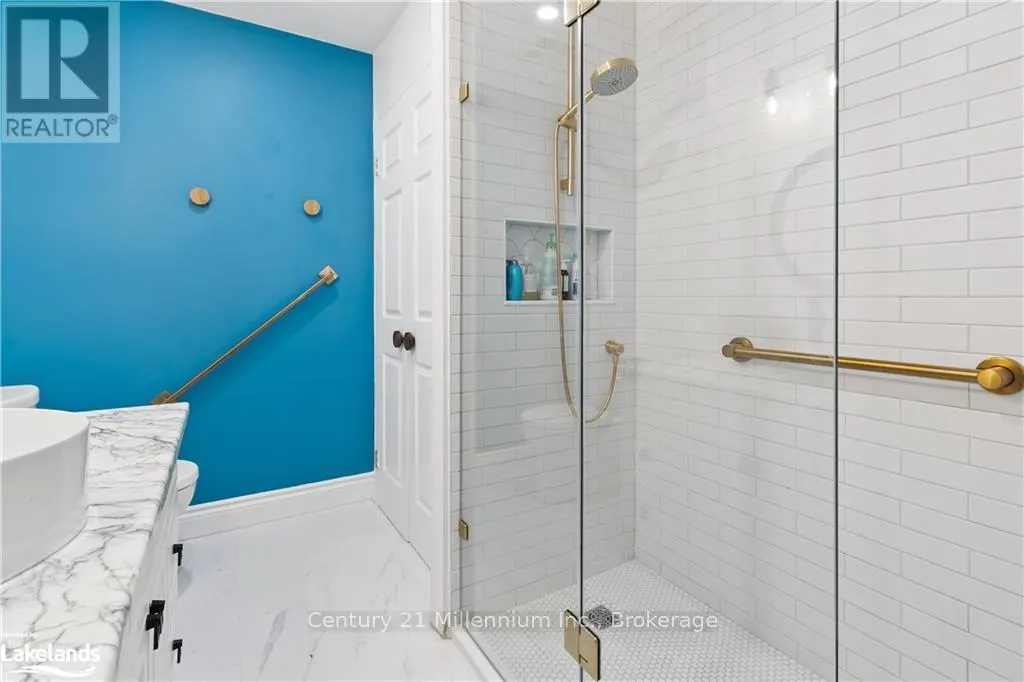 101 - 10 BAY STREET E, #101