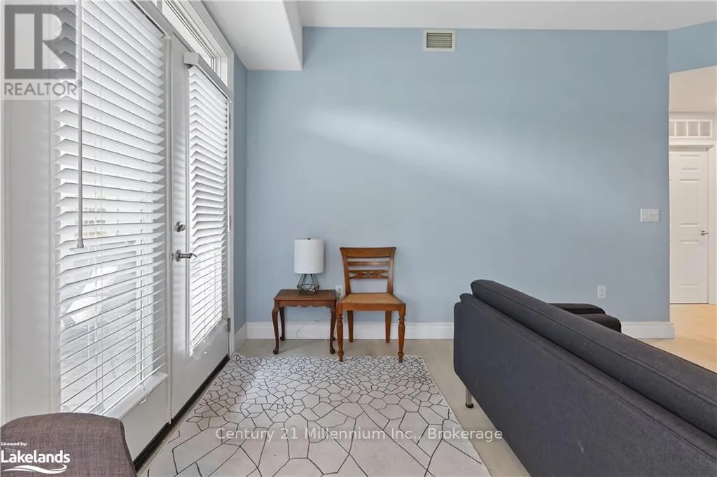 101 - 10 BAY STREET E, #101
