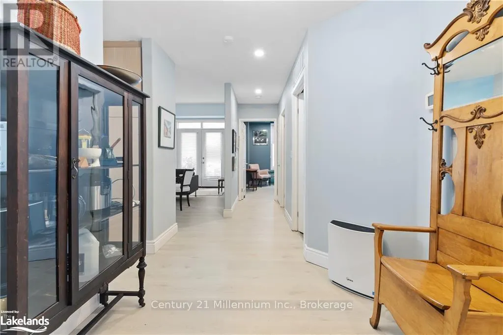 101 - 10 BAY STREET E, #101