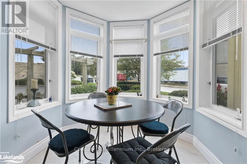 101 - 10 BAY STREET E, #101
