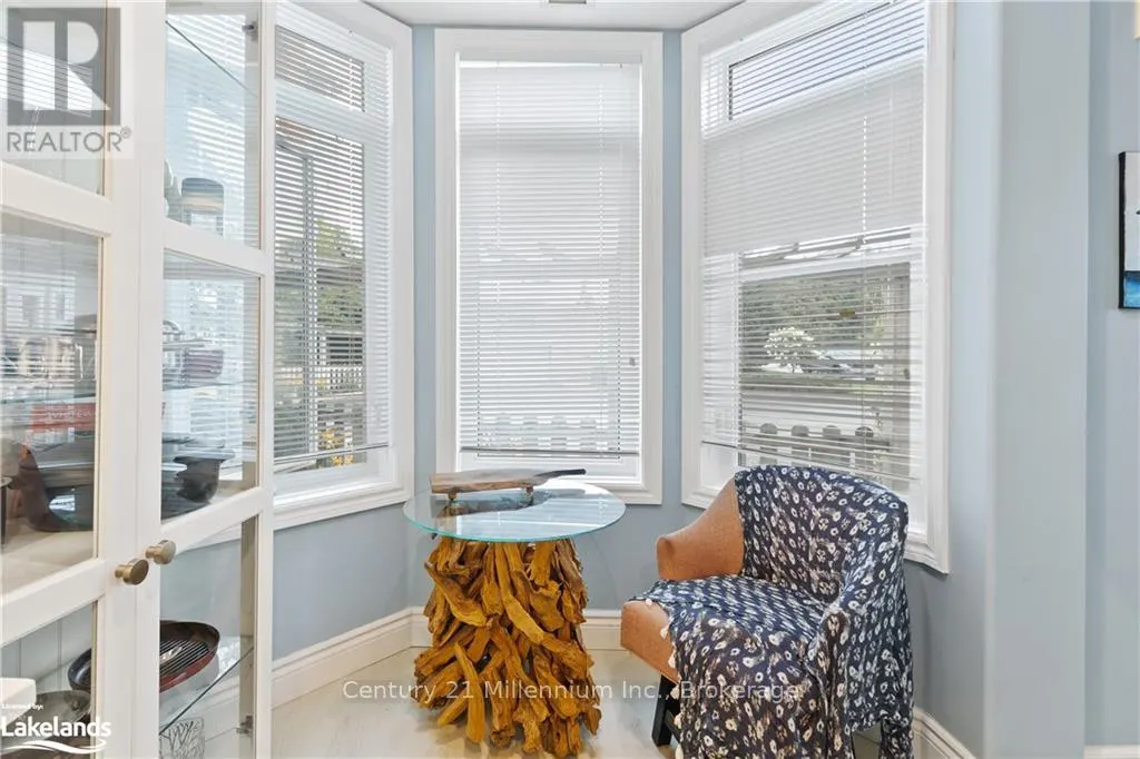 101 - 10 BAY STREET E, #101