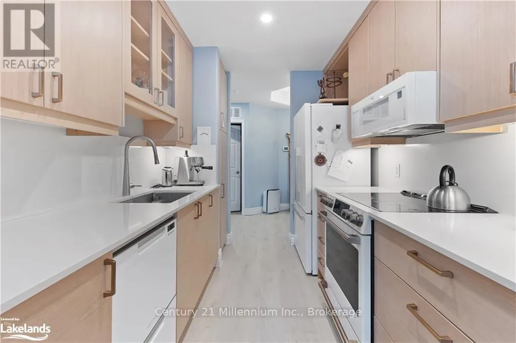 101 - 10 BAY STREET E, #101