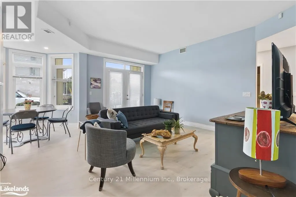 101 - 10 BAY STREET E, #101
