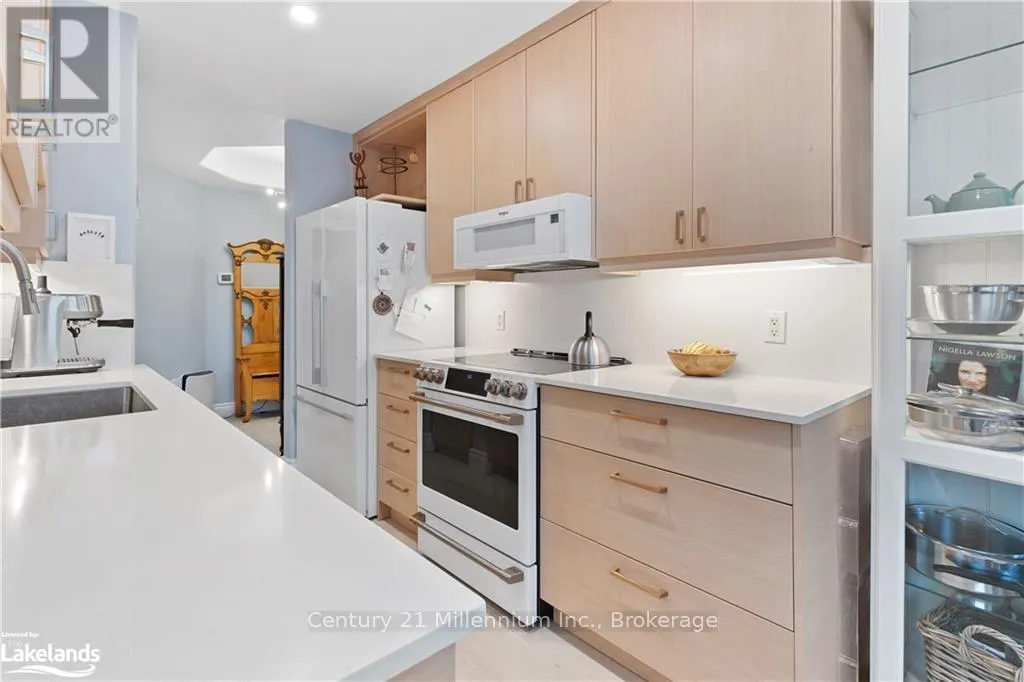 101 - 10 BAY STREET E, #101