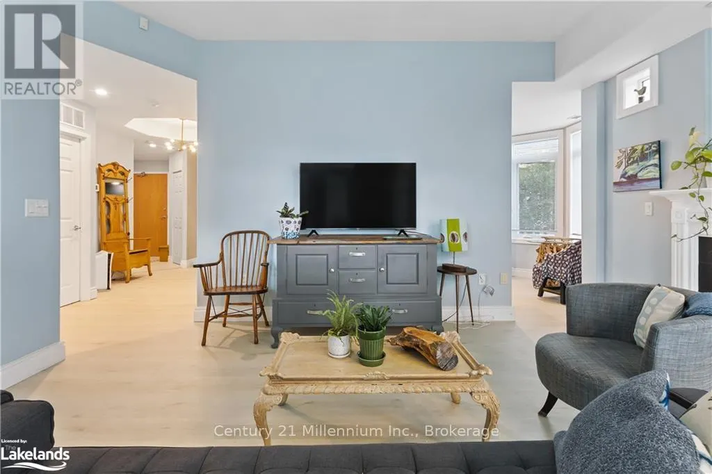 101 - 10 BAY STREET E, #101
