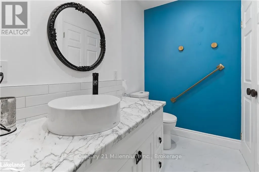 101 - 10 BAY STREET E, #101