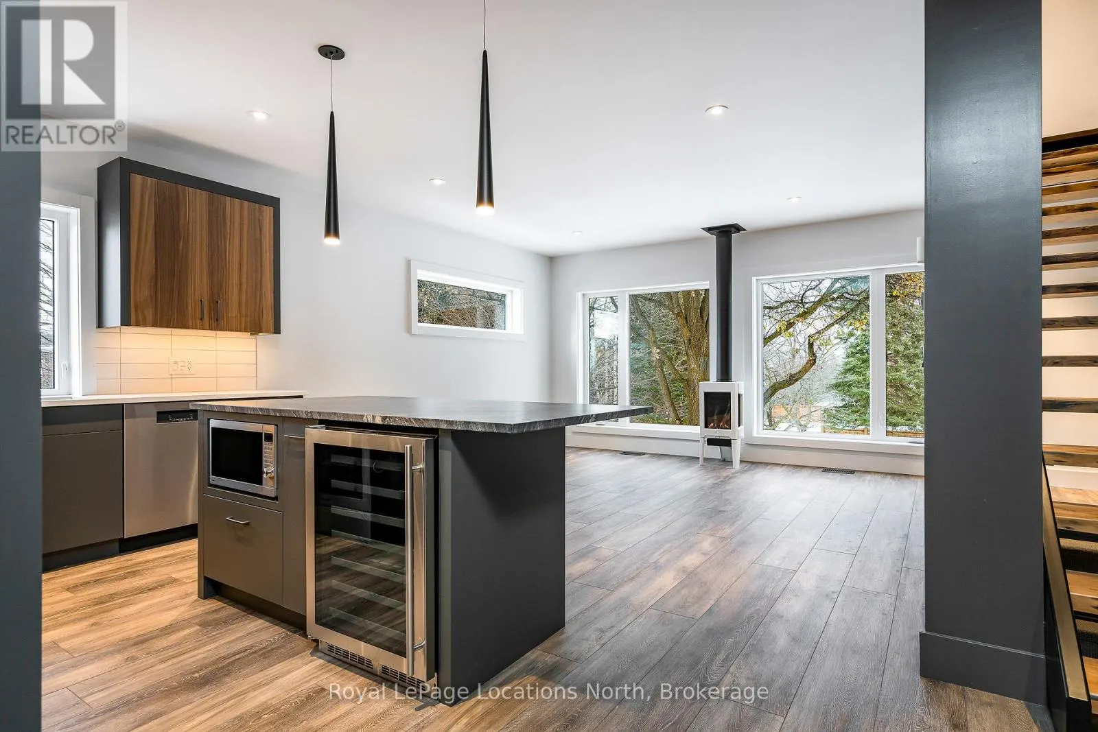 4 - 20 ALICE STREET E, #4