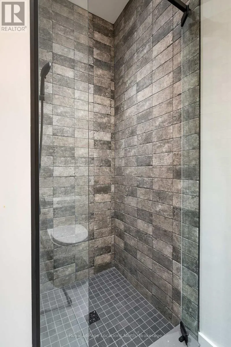 4 - 20 ALICE STREET E, #4