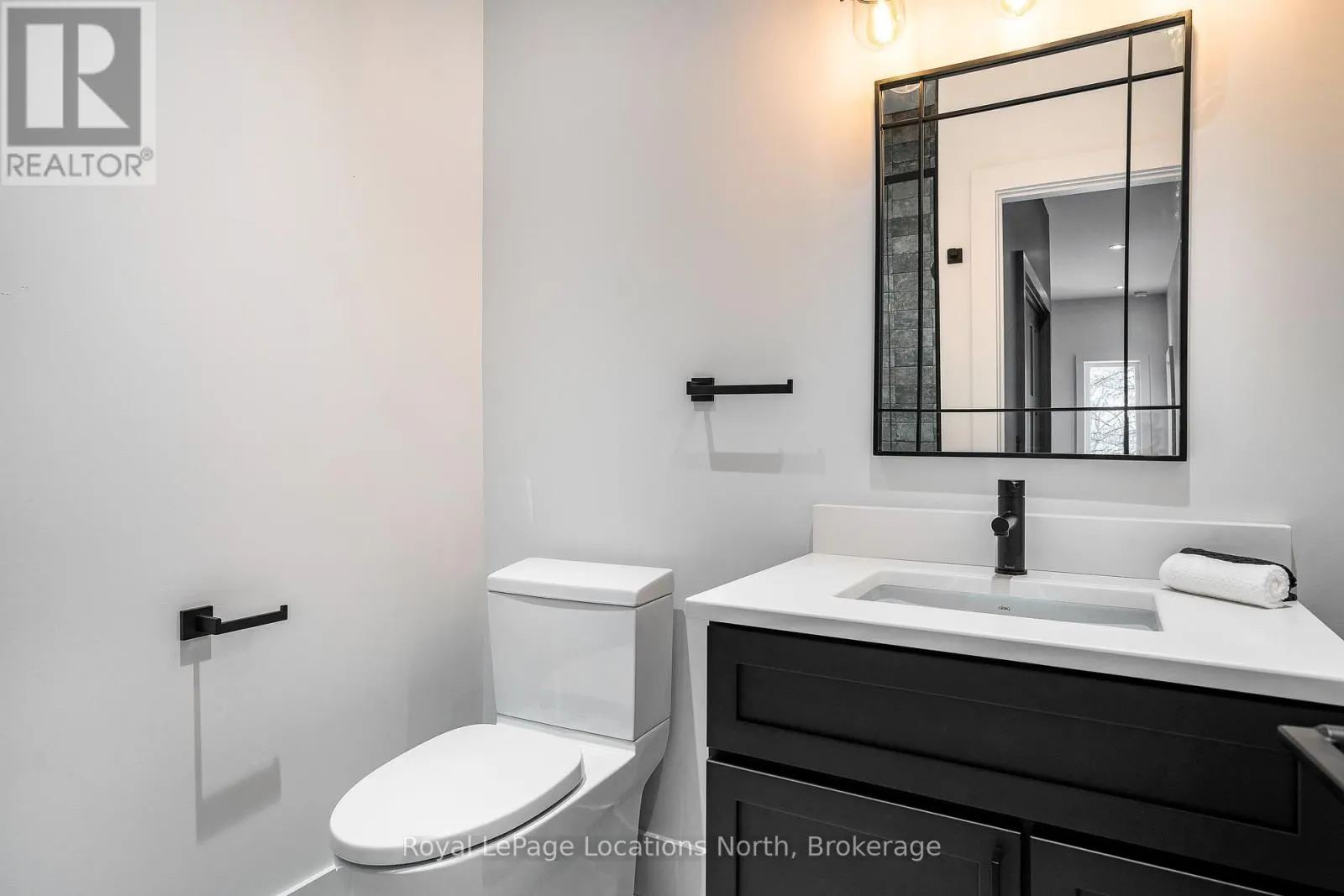 4 - 20 ALICE STREET E, #4