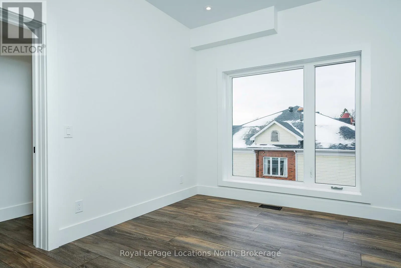 4 - 20 ALICE STREET E, #4