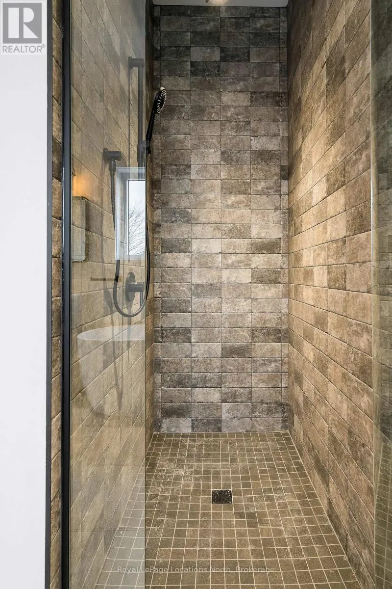 4 - 20 ALICE STREET E, #4